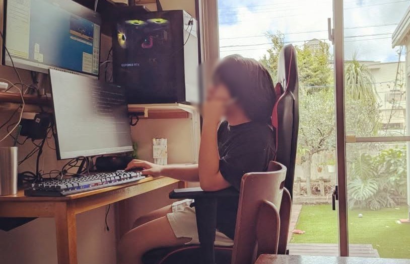 なっとうサイダーが自宅のPCで開発している様子
